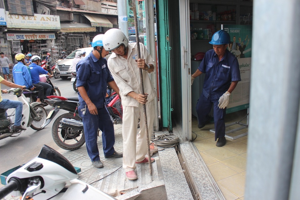 Không để ông Hải “cô đơn”, hàng loạt lãnh đạo xuống đường đòi vỉa hè - 3 Đập bỏ lối lên xuống lấn chiếm vỉa hè