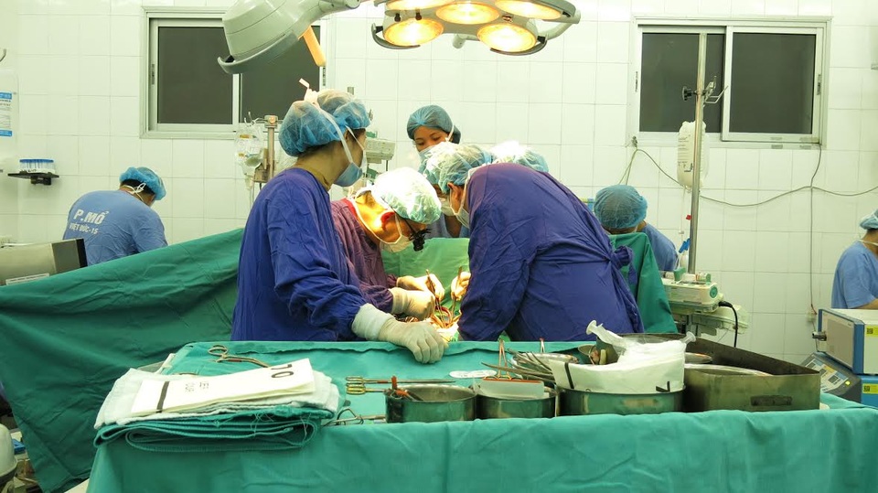 Thêm 4 người được tái sinh từ người chết não hiến đa tạng tại BV Hữu nghị Việt Đức - 1 Thêm 4 người được tái sinh từ người chết não hiến đa tạng tại BV Hữu nghị Việt Đức - 1