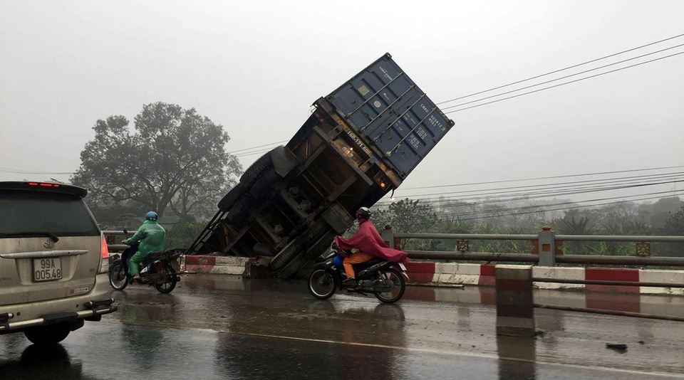 Tai nạn liên hoàn ở cầu Thanh Trì, container “vượt rào” lao xuống đường gom - 7
Container chổng vó lên trời. (Ảnh: Tiến Nguyên)