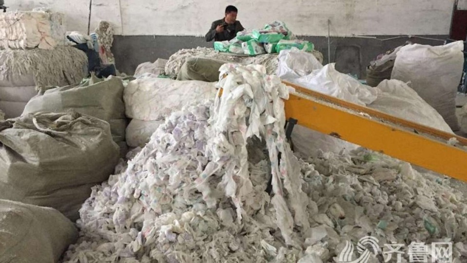 Kinh hoàng: Khui đường dây sản xuất bỉm người lớn từ bỉm dùng rồi - 1 Sản xuất bỉm từ hàng dùng rồi