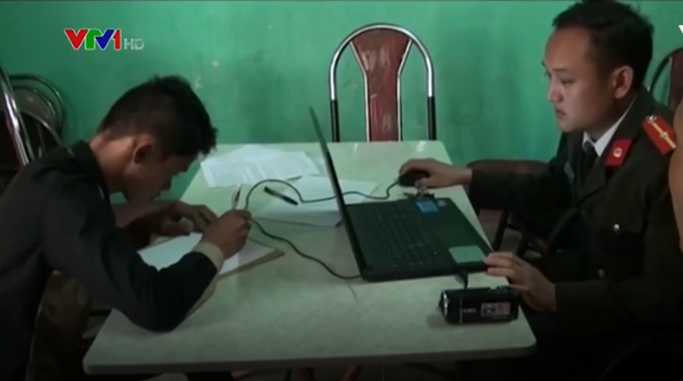 Hai học sinh tung tin đồn "ma cà rồng" làm hơn 100 bản hoảng sợ - 1 Công an huyện Sông Mã đã gọi hỏi, giáo dục 2 học sinh tung tin đồn để các em hiểu về hành vi sai trái của mình. Ảnh: VTV