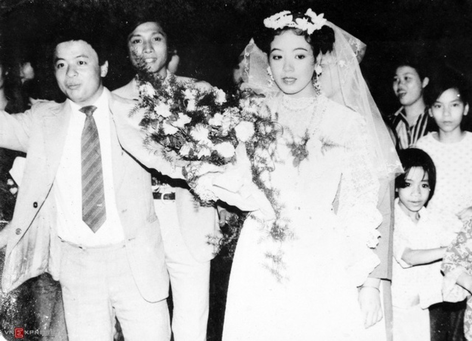 Chuyện tình yêu là cưới dài 30 năm của cặp đôi lệch tuổi - 1
Chiều Xuân yêu và kết hôn với nhạc sĩ Đỗ Hồng Quân khi chị mới 20 tuổi đang là sinh viên của trường Sân khấu Điện ảnh
