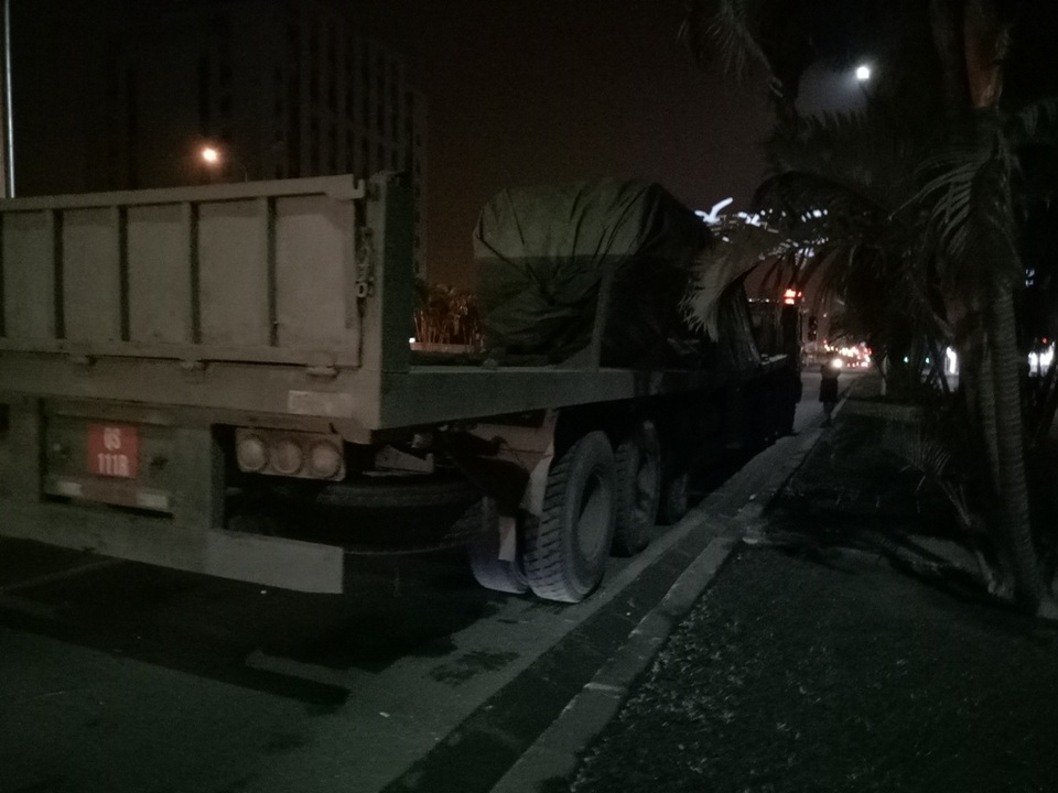 
Xe biển đỏ chở vượt tải (Ảnh: Thu Hằng)
