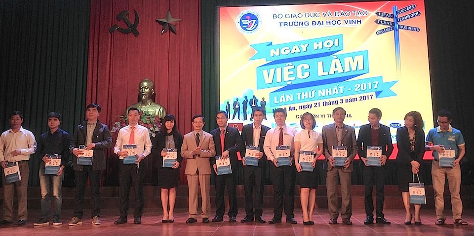 Nhiều sinh viên chỉ học trong “những căn phòng đóng kín” - 2 PGS.TS Ngô Đình Phương - Phó hiệu trưởng Trường Đại học Vinh thay mặt cho ban tổ chức trao quà và hoa cho các đơn vị đồng hành cùng chương trình Ngày hội việc làm lần thứ nhất năm 2017.