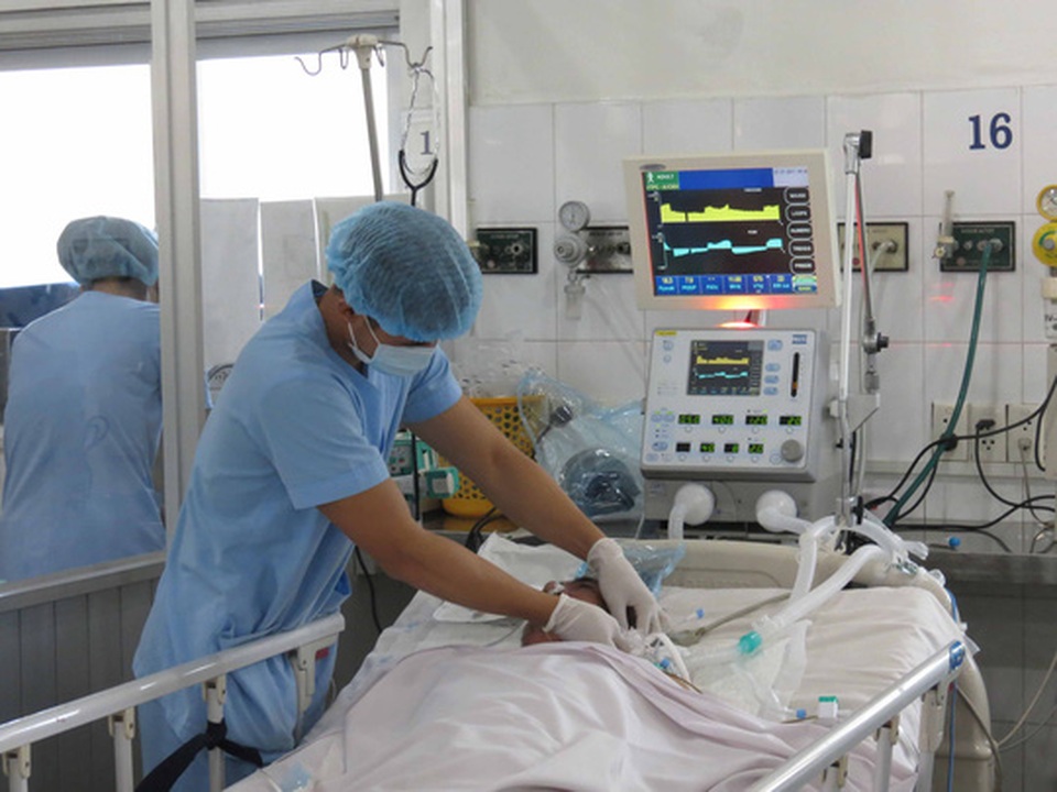 Chữa bệnh xong lại “trái tính trái nết”! - 1 Thời gian nằm viện lâu có thể ảnh hưởng nghiêm trọng đến tâm lý của cả người bệnh lẫn thân nhân. Trong ảnh: Chăm sóc bệnh nhân tại Khoa Hồi sức tích cực Bệnh viện Nhân dân Gia Định (TP HCM)Ảnh: ANH THƯ