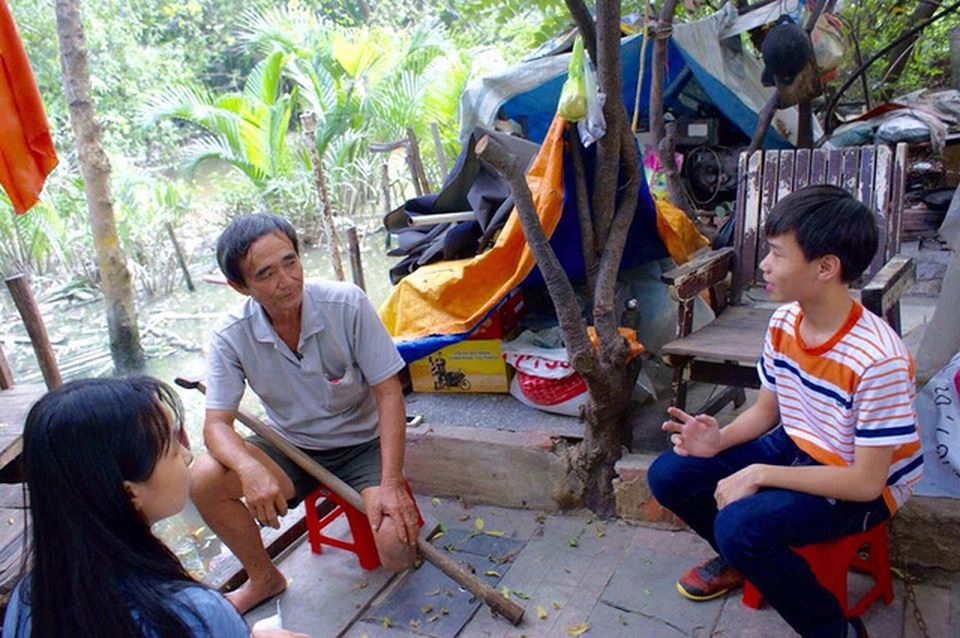 Cảm ơn Trường THCS Văn Lang với tình văn - tình đời - 3
Học trò Trường THCS Văn Lang, TPHCM lăn xả xuống căn nhà ghe của chú thương binh Lê Văn Đực ở gầm cầu để học Văn