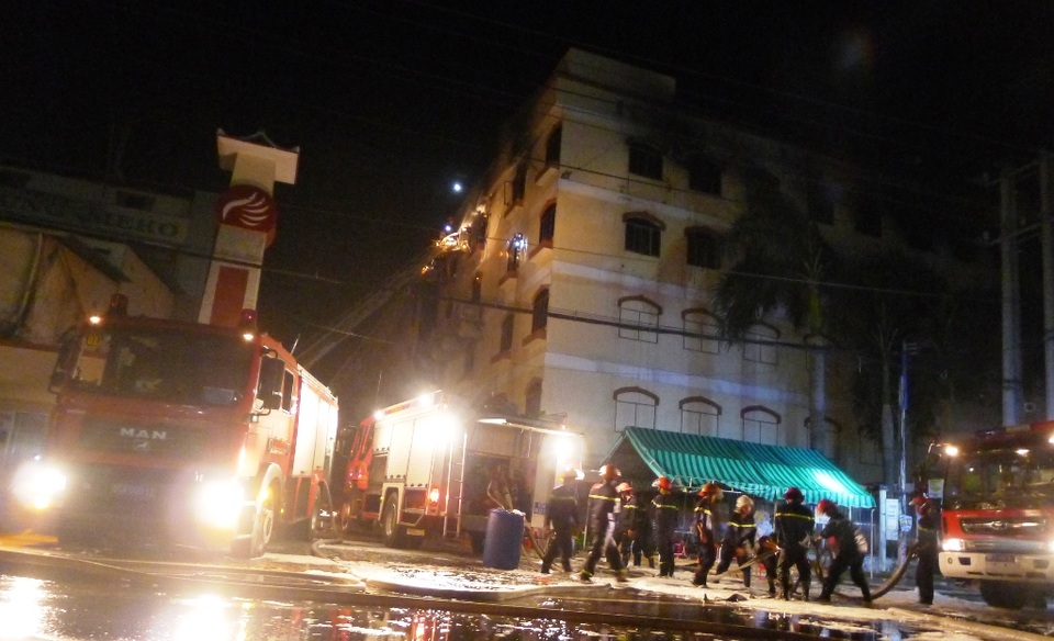 
Khoảng 20h15 lực lượng PCCC Hậu Giang tiếp ứng lực lượng PCCC TP Cần Thơ nỗ lực dập lửa
