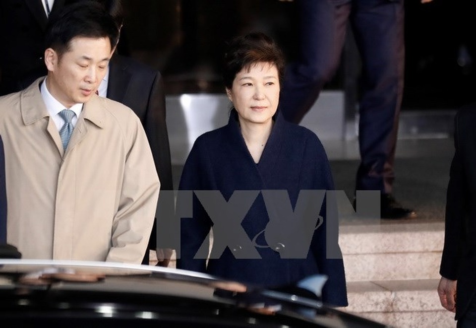 Công tố viên đề nghị bắt cựu Tổng thống Hàn Quốc Park Geun-hye - 1 Tổng thống Hàn Quốc bị bãi nhiệm Park Geun-hye (phải) rời Văn phòng Công tố quận Trung tâm Seoul sau phiên thẩm vấn ngày 22/3. (Nguồn: AFP/TTXVN)