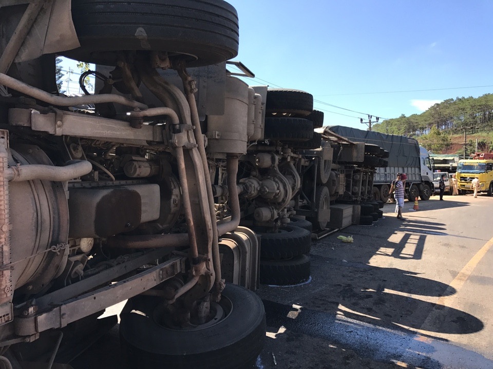 Xe "khủng" lật nghiêng sát nhà dân, 2 người bị thương nặng - 3 Chiếc xe đầu kéo lật nhào trong quá trình đổ dốc