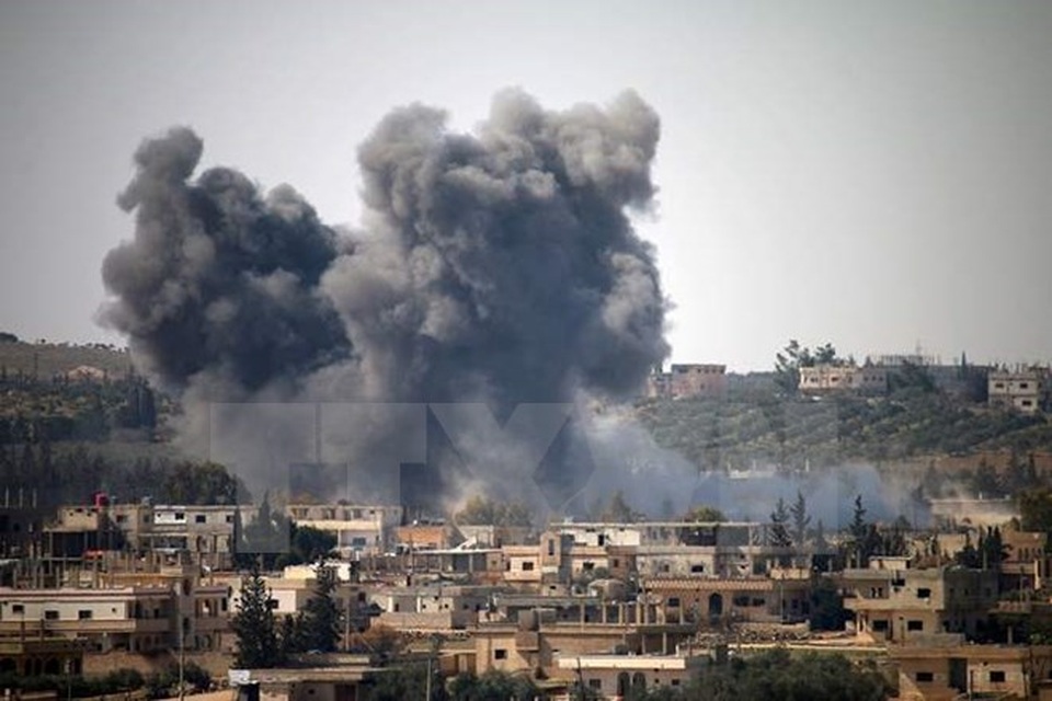 Các lực lượng Syria giành quyền kiểm soát khu vực trọng yếu ở Hama - 1 Khói bốc lên sau một đợt không kích ở Deraa. (Nguồn: AFP/TTXVN)