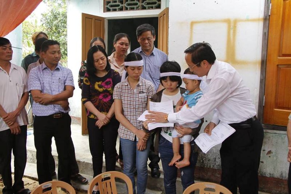 Chủ tịch nước gửi thư khen cô gái hiến tạng mẹ cứu sống 4 người - 2
Ông Đặng Ngọc Sơn, Phó Chủ tịch UBND tỉnh Hà Tĩnh, trao thư khen và quà của Chủ tịch nước cho em Nguyễn Thị Sáng và gia đình. (Ảnh: Xuân Sinh)