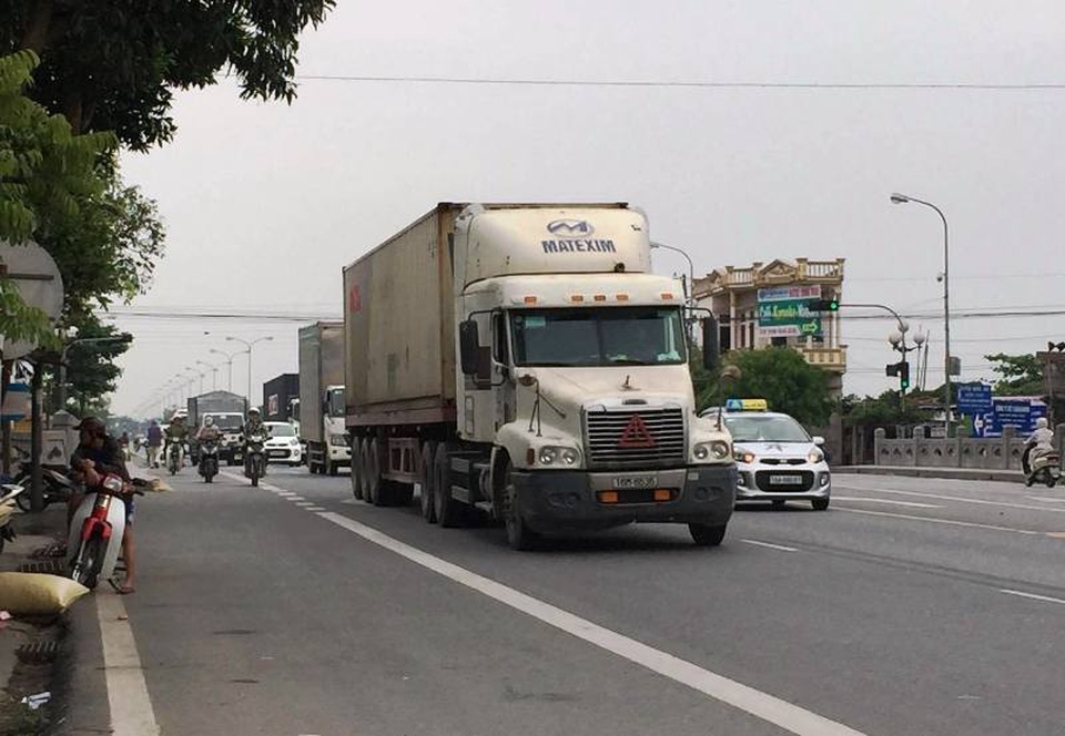 Hãi hùng chen chân cùng xe container trên phố - 11 Hãi hùng chen chân cùng xe container trên phố - 11