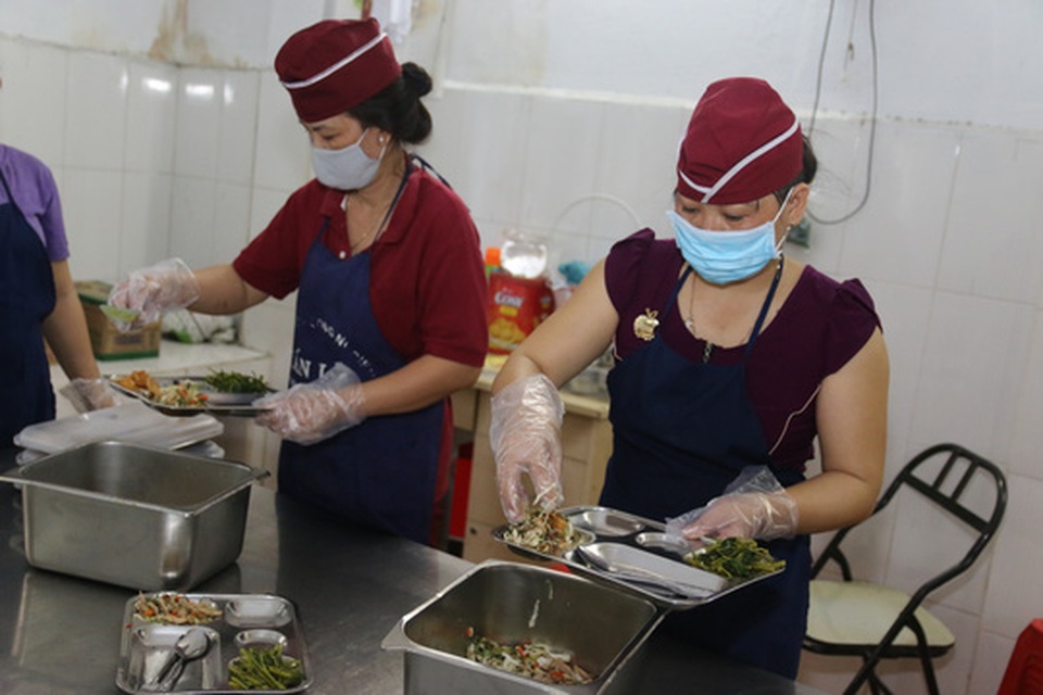 Cần đưa bữa ăn giữa ca vào luật - 1 Cần đưa bữa ăn giữa ca vào luật - 1