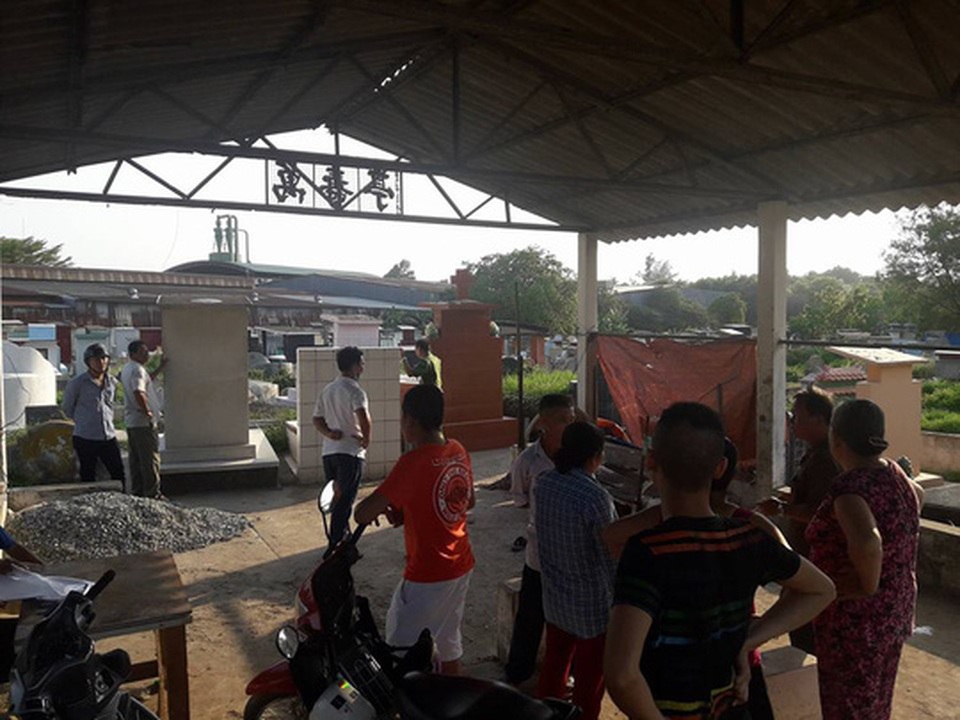 Đánh chết bạn già bị bại liệt rồi cắt bỏ bộ phận sinh dục - 1 Hiện trường phát hiện thi thể nạn nhân trong nghĩa địa