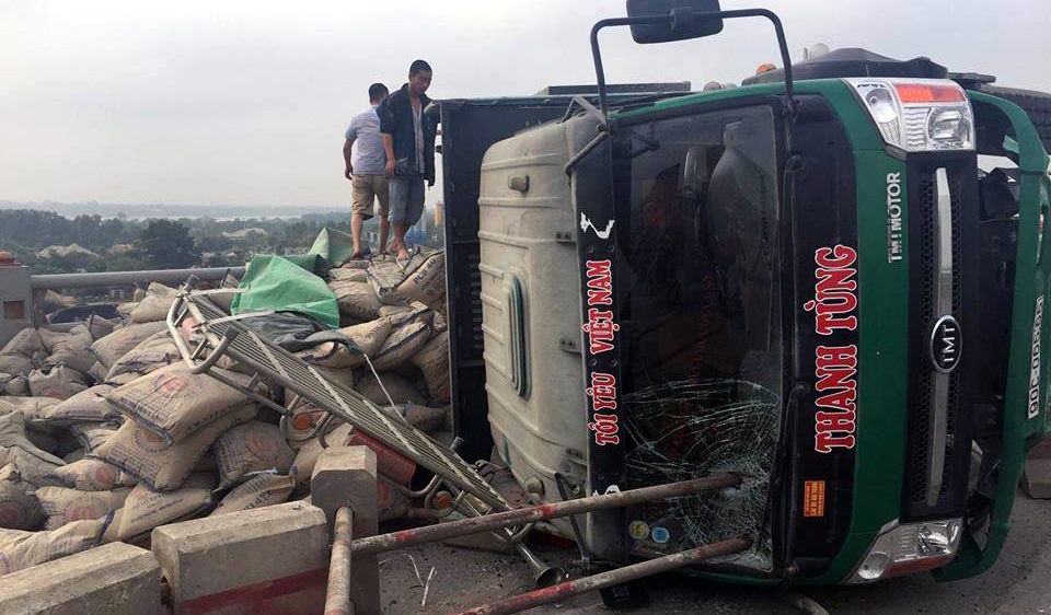 Đầu xe tải bị hư hỏng. May mắn tài xế chỉ bị thương nhẹ.