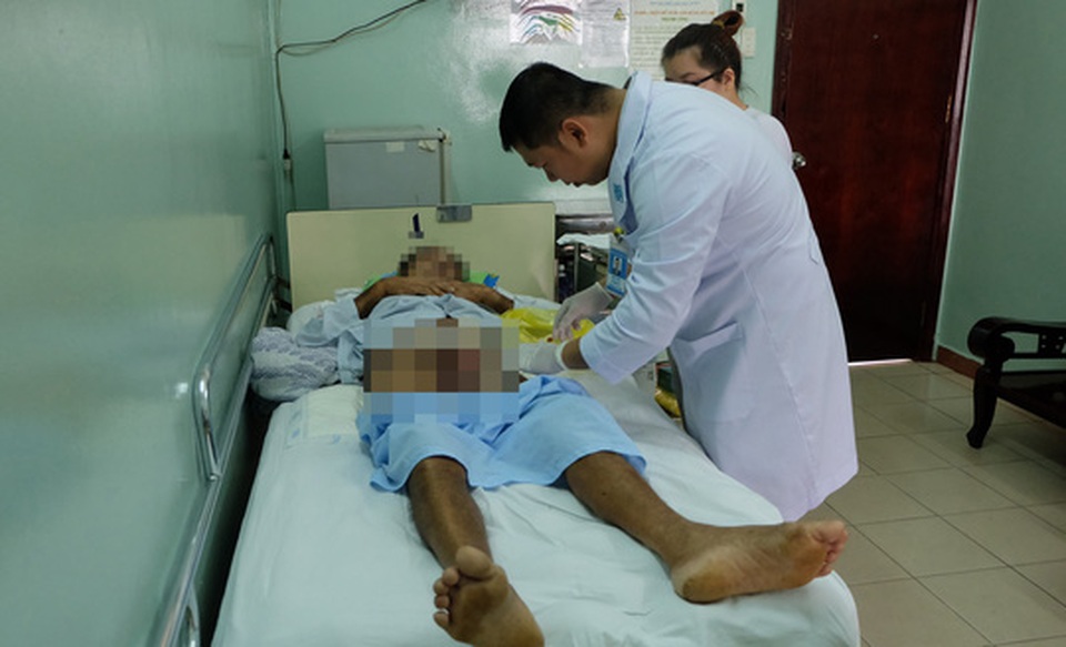 Mắc bệnh hiếm gặp, hoại tử cả "vùng kín" - 1 Bệnh nhân được thăm khám vết thương sau phẫu thuật vì bệnh hiếm