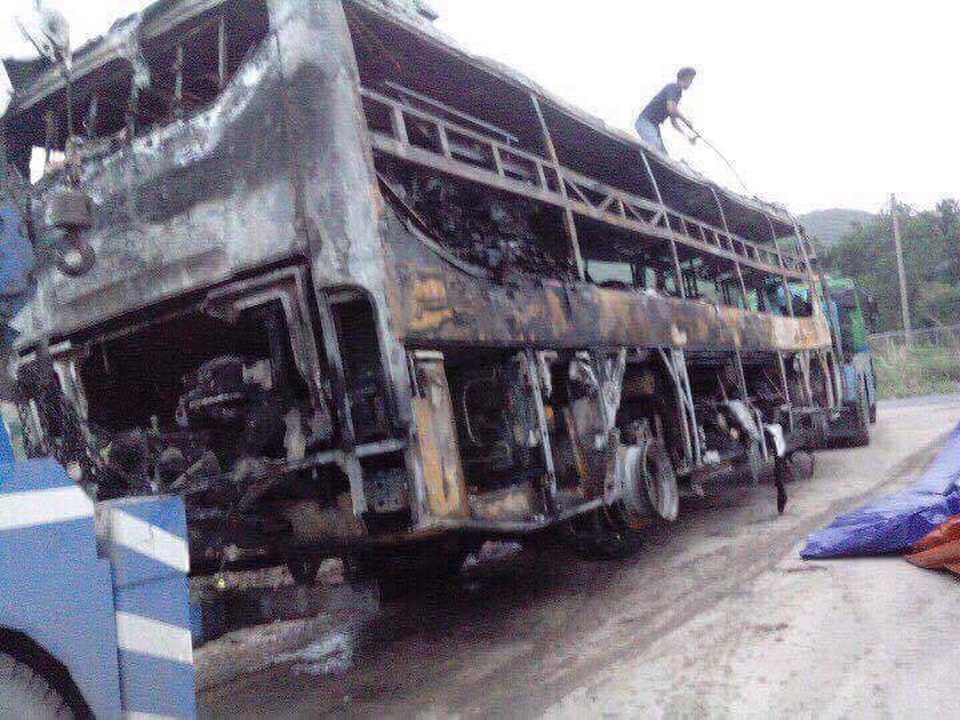 
Chiếc xe khách bị cháy trơ khung
