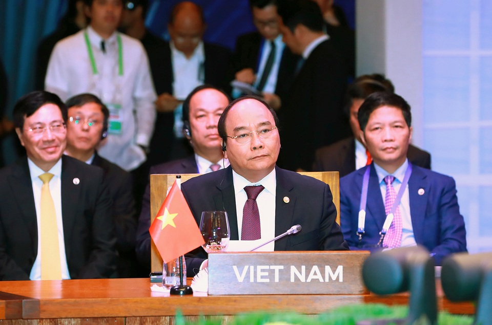 Thủ tướng đề nghị ASEAN cải tiến cơ chế, tinh giản bộ máy - 1 Thủ tướng Chính phủ Nguyễn Xuân Phúc dẫn đầu Đoàn đại biểu cấp cao Việt Nam tham dự Hội nghị Cấp cao ASEAN lần thứ 30 tổ chức tại Philippine. Ảnh: VGP/Quang Hiếu Thủ tướng Chính phủ Nguyễn Xuân Phúc dẫn đầu Đoàn đại biểu cấp cao Việt Nam tham dự hội nghị quan trọng này.