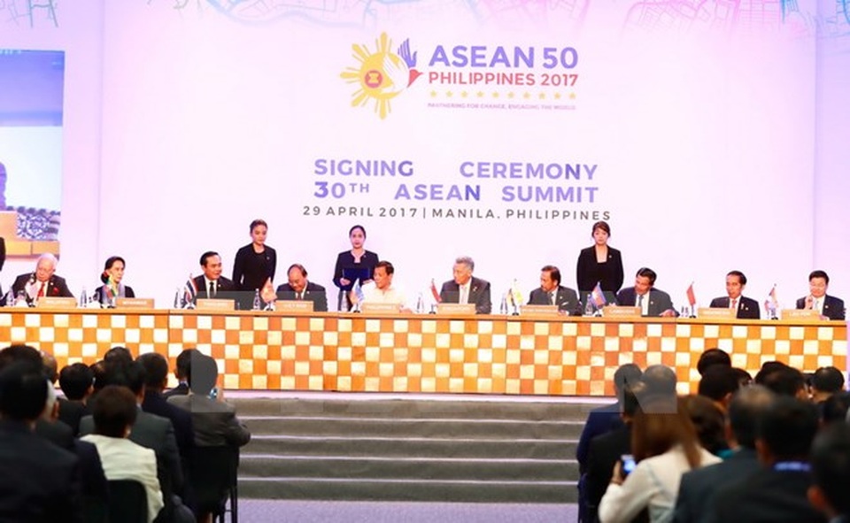 Thủ tướng: ASEAN cần có tiếng nói mạnh mẽ về tình hình Triều Tiên và Biển Đông - 1 Thủ tướng Nguyễn Xuân Phúc và các Trưởng đoàn tham dự Lễ ký kết các văn kiện. (Ảnh: Thống Nhất/TTXVN)