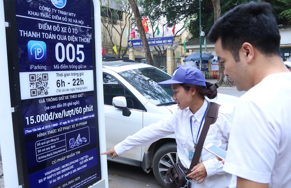 Hà Nội: Người dân lúng túng khi sử dụng công nghệ đỗ xe thông minh - 1
Hai ngày qua trên tuyến phố Trần Hưng Đạo và Lý Thường Kiệt (Hoàn Kiếm) đã áp dụng công nghệ đỗ xe thông qua điện thoại di động. Phương thức mới này bao gồm 17 điểm đỗ có sức chứa 248 xe, trong đó 16 điểm đỗ cho phép đỗ xe từ 6h đến 22h, 7 ngày/tuần; một điểm đỗ cho phép đỗ xe 24/24h, 7 ngày/tuần.