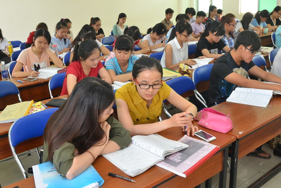 Đổi mới gấp gáp, giáo viên lo lắng - 1 Bộ Giáo dục và Đào tạo yêu cầu các địa phương chủ động đặt hàng các cơ sở đào tạo giáo viên đáp ứng nhu cầu đổi mới. Trong ảnh: Sinh viên Trường ĐH Sư phạm TP HCM trong giờ học. (Ảnh: Tấn Thạnh)