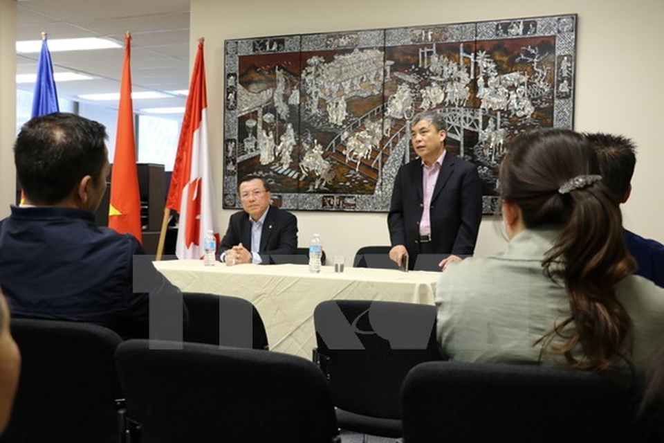 ĐSQ Việt Nam tại Canada thăm các doanh nghiệp Việt kiều tiêu biểu - 1 Đại sứ Nguyễn Đức Hòa (đứng) và Tổng lãnh sự Phạm Mạnh Hải chia sẻ tình hình trong nước với bà con kiều bào tại Vancouver. (Ảnh: Thúy Hà/TTXVN)\