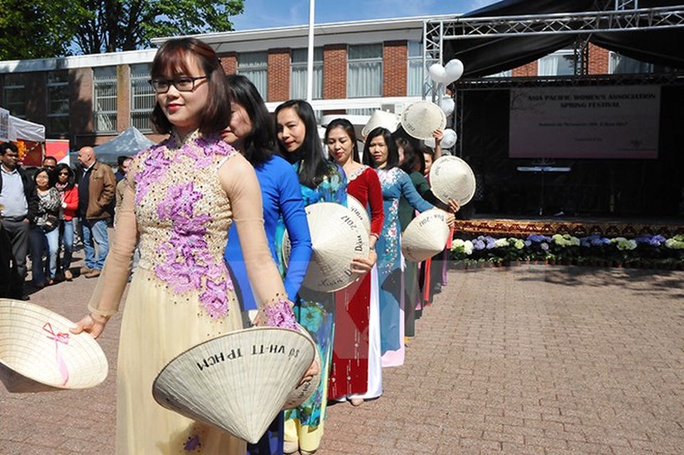Đoàn sứ quán Việt Nam tham gia Lễ hội mùa Xuân tại Brussels - 1 Tiết mục trình diễn áo dài của đoàn Việt Nam tại lễ hội. (Ảnh: Kim Chung/TTXVN)