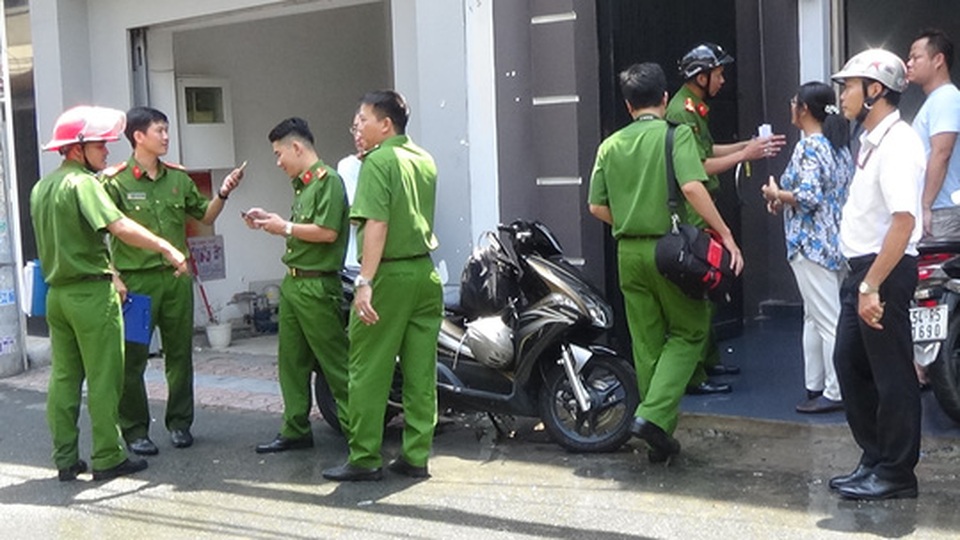 Lực lượng chức năng đang khám nghiệm hiện trường, điều tra vụ việc.