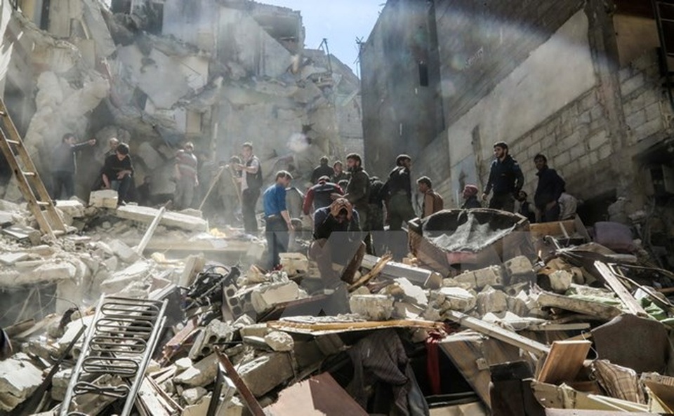 Syria: Phiến quân bắt đầu sơ tán khỏi khu vực ngoại ô Damascus - 1 Cảnh đổ nát sau các cuộc không kích tại Ghouta ngoại ô phía Đông thủ đô Damascus ngày 4/4. (Nguồn: AFP/TTXVN)