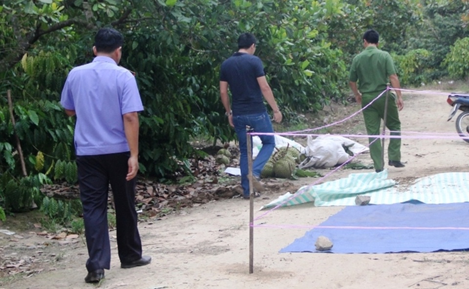 Chém chết kẻ trộm rồi về nhà uống thuốc sâu tự tử - 1 Cơ quan chức năng tới hiện trường vụ án