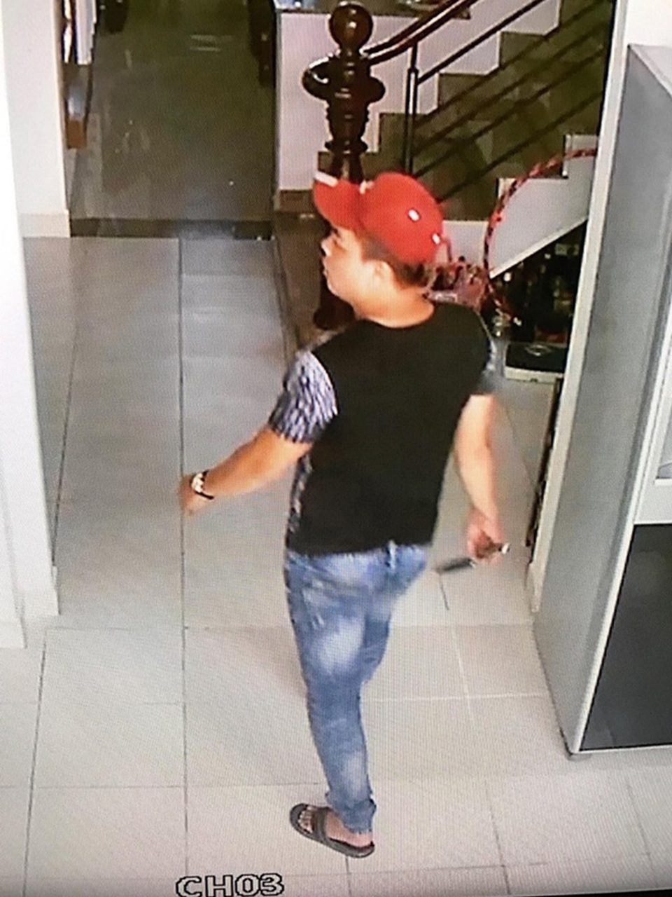 Lạnh người xem clip tên trộm cầm dao lục soát căn nhà - 1