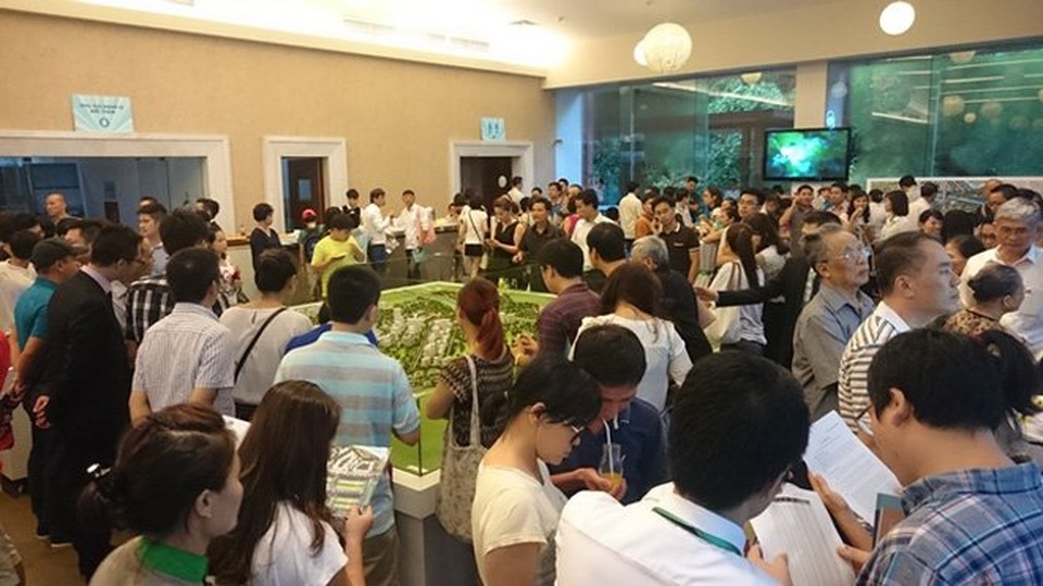 Sốt đất: 15 triệu đồng lên 40 triệu đồng/m2, đại gia ôm valy tiền mua gom - 1 Nhà đầu tư đổ đi xem dự án (Ảnh minh hoạ)