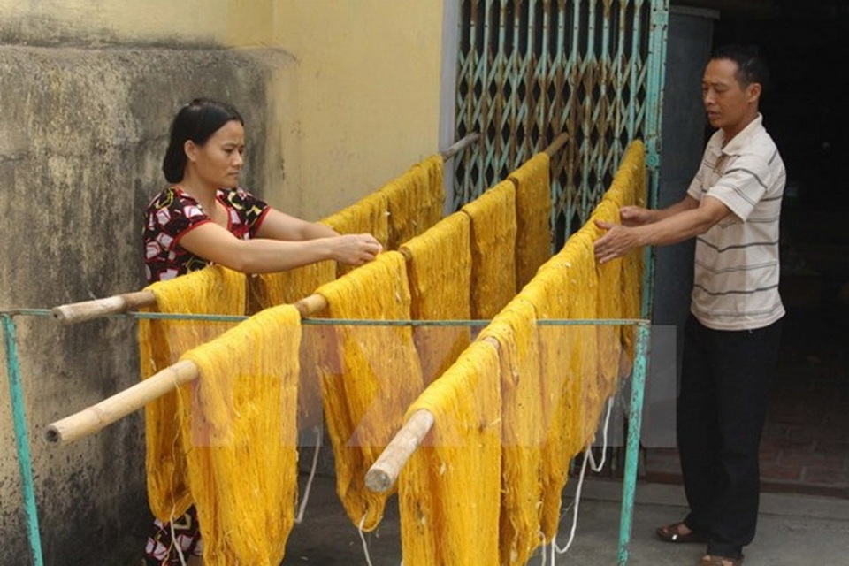 Thăng trầm nghề trồng dâu, nuôi tằm, dệt nhiễu Hồng Đô - 1 Phơi tơ. (Ảnh: Khiếu Tư/TTXVN)