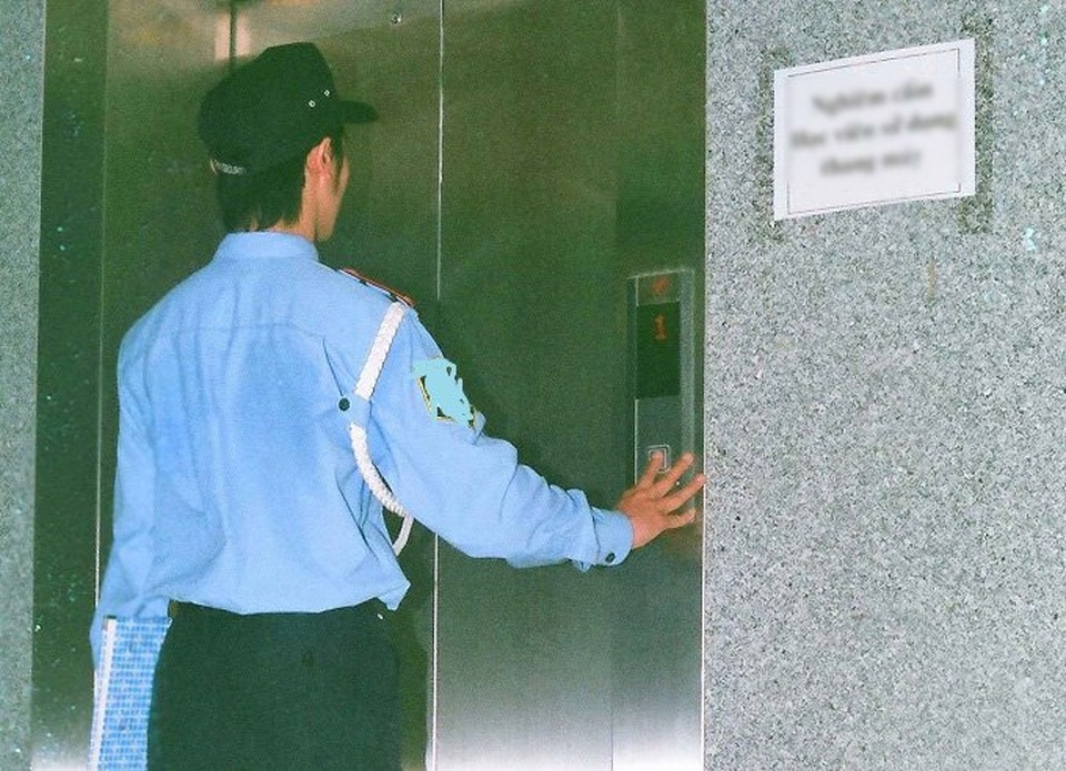 Cô gái xinh đẹp trốn trong chung cư khiến bảo vệ "toát mồ hôi" - 1 Nghề bảo vệ chung cư cũng không ít tình huống nguy hiểm, khó xử...