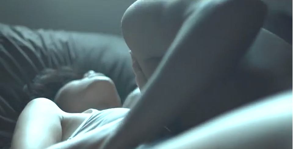 "Phi công" dùng clip nóng tống tiền người tình hơn 12 tuổi - 1 Dùng clip nóng để tống tiền (ảnh minh họa)