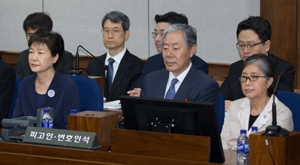 Bà Park và các luật sư tại Tòa án (Ảnh: Chosun)