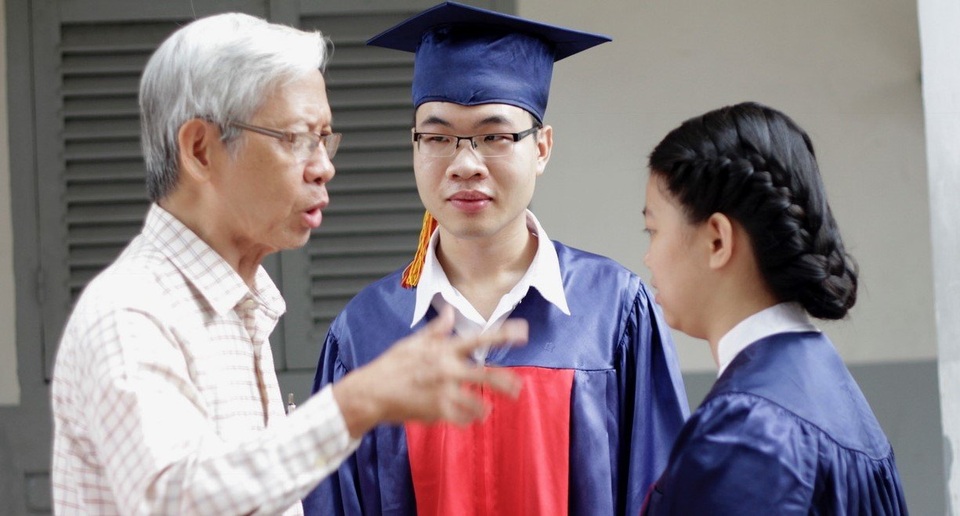 Nhà giáo không an cư, giáo dục có lạc nghiệp? - 1 Dạy học vốn là nghề của những người âm thầm, chịu thương chịu khó, không quen với phong ba, cạnh tranh khốc liệt thương trường (Ảnh: Đinh Quang Tuấn)