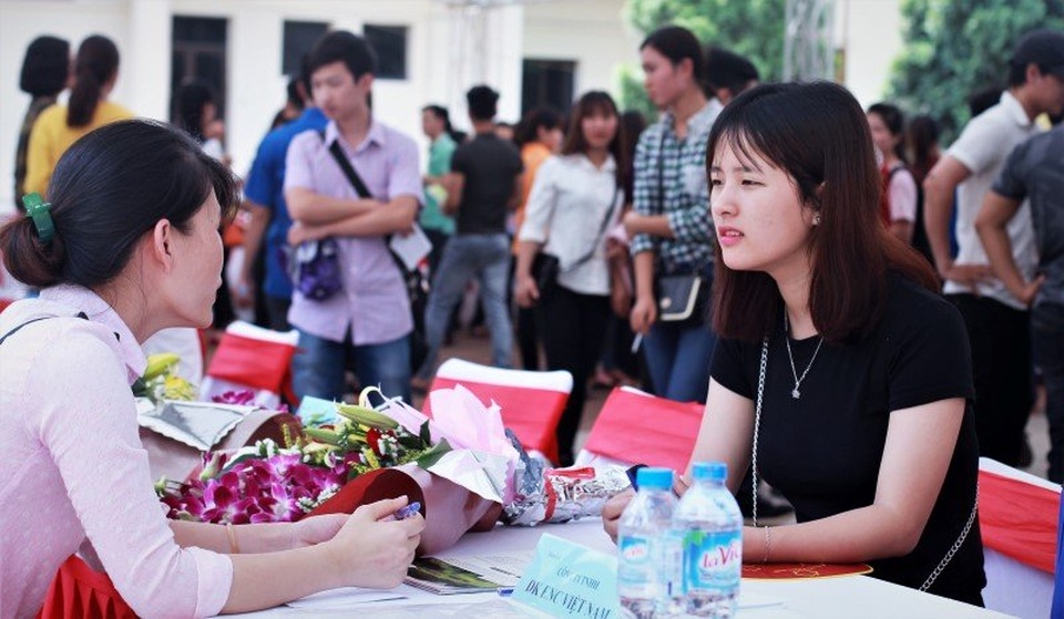 Nhân lực ngành nông nghiệp khó tuyển - 1 Sinh viên tham gia ngày hội việc làm do trường tổ chức để tìm kiếm cơ hội việc làm. Ảnh: Lê Văn.