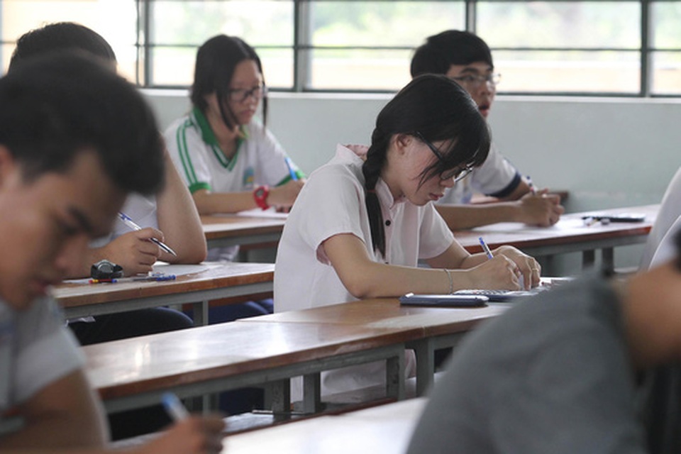 Tỉ lệ tốt nghiệp THPT sẽ tăng? - 1 Thí sinh làm bài trong kỳ thi THPT quốc gia 2016. (Ảnh: Hoàng Triều)