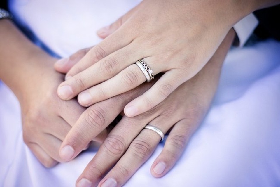 Tiết lộ bí mật khó tin về ngón tay đeo nhẫn cưới - 1 Tiết lộ bí mật khó tin về ngón tay đeo nhẫn cưới - 1