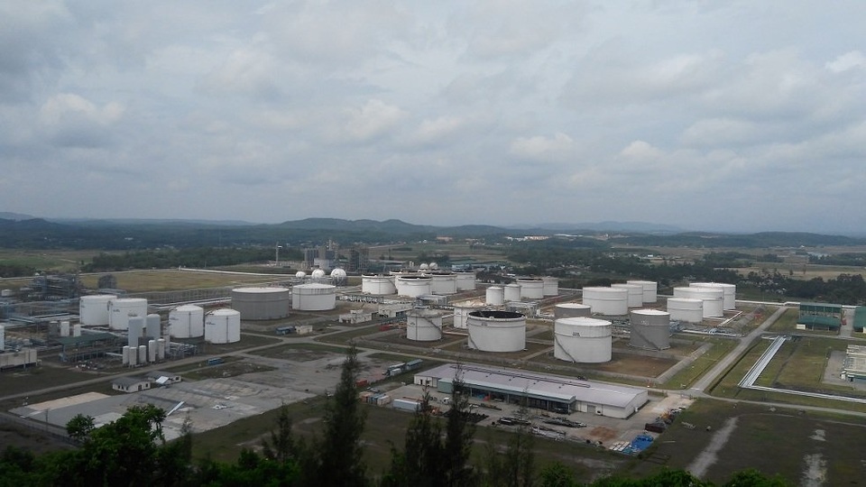 Dự án lọc dầu tỷ USD: Chưa ra hàng đã lo dư thừa? - 1
Lọc dầu Dung Quất từng phải đối mặt nguy cơ không bán được hàng. Ảnh: L.Bằng