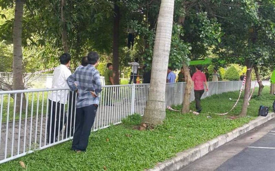 Khu vực phát hiện người treo cổ có nhiều cây cối và bị che khuất bởi hàng rào công trường thi công cầu vượt.