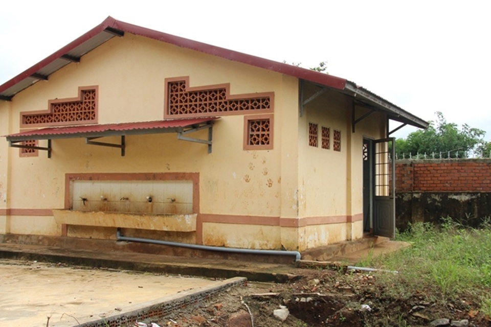 Phẫn nộ phát hiện bảo vệ nhà trường nhiều lần hiếp dâm học sinh - 1 Khu nhà vệ sinh của nhà trường, nơi ông Duẩn thực hiện hành vi đồi bại đối với một số học sinh nhà trường