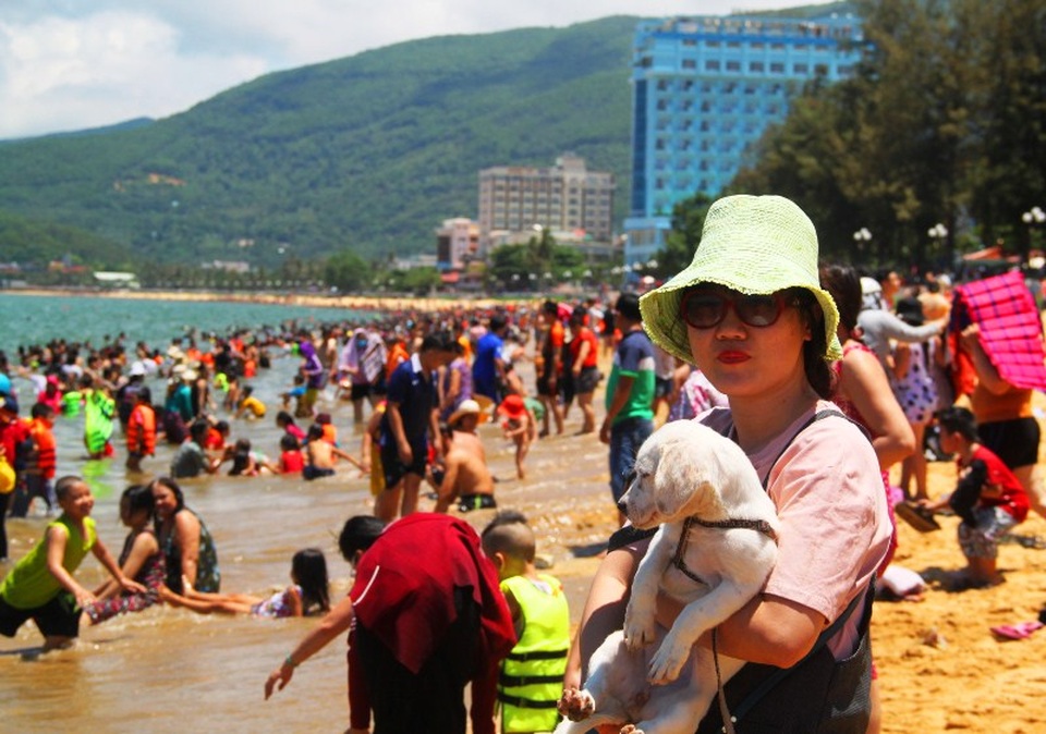 Hàng vạn người đổ xô tắm biển xả xui ngày Tết Đoan Ngọ - 3 Người dân Bình Định đổ xô đi tắm biển giữa trưa nắng Tết Đoan Ngọ
