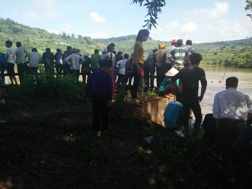 Bàng hoàng phát hiện con trai chết đuối ở ao sau nhà - 2 Sáng 31/5, lực lương chức năng đã vớt được thi thể 2 học sinh đuối nước