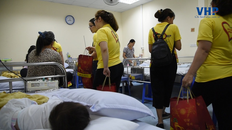 Tết thiếu nhi: “VHPGroup - Thắp sáng nụ cười em” - 1 Các CBNV của VHP Group tới từng phòng bệnh thăm hỏi và trao quà cho từng em thiếu nhi
