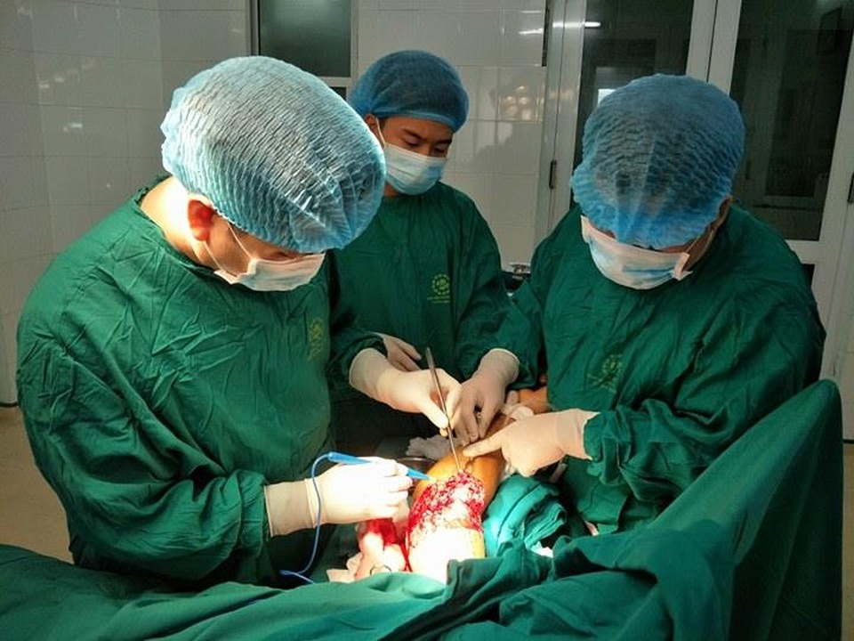 Đắp thuốc nam, hàng trăm ấu trùng ký sinh trên vết thương - 1 Các bác sĩ tiến hành gắp ấu trùng trên cánh tay của bệnh nhân