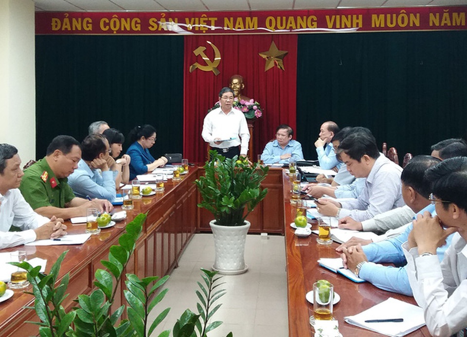 225 HS giỏi không được nhận thưởng, 51 HS trường chuyên bỗng chốc “bơ vơ” - 5
Lãnh đạo tỉnh Đồng Nai báo cáo công tác chuẩn bị kỳ thi THPT quốc gia 2017 tại địa phương này