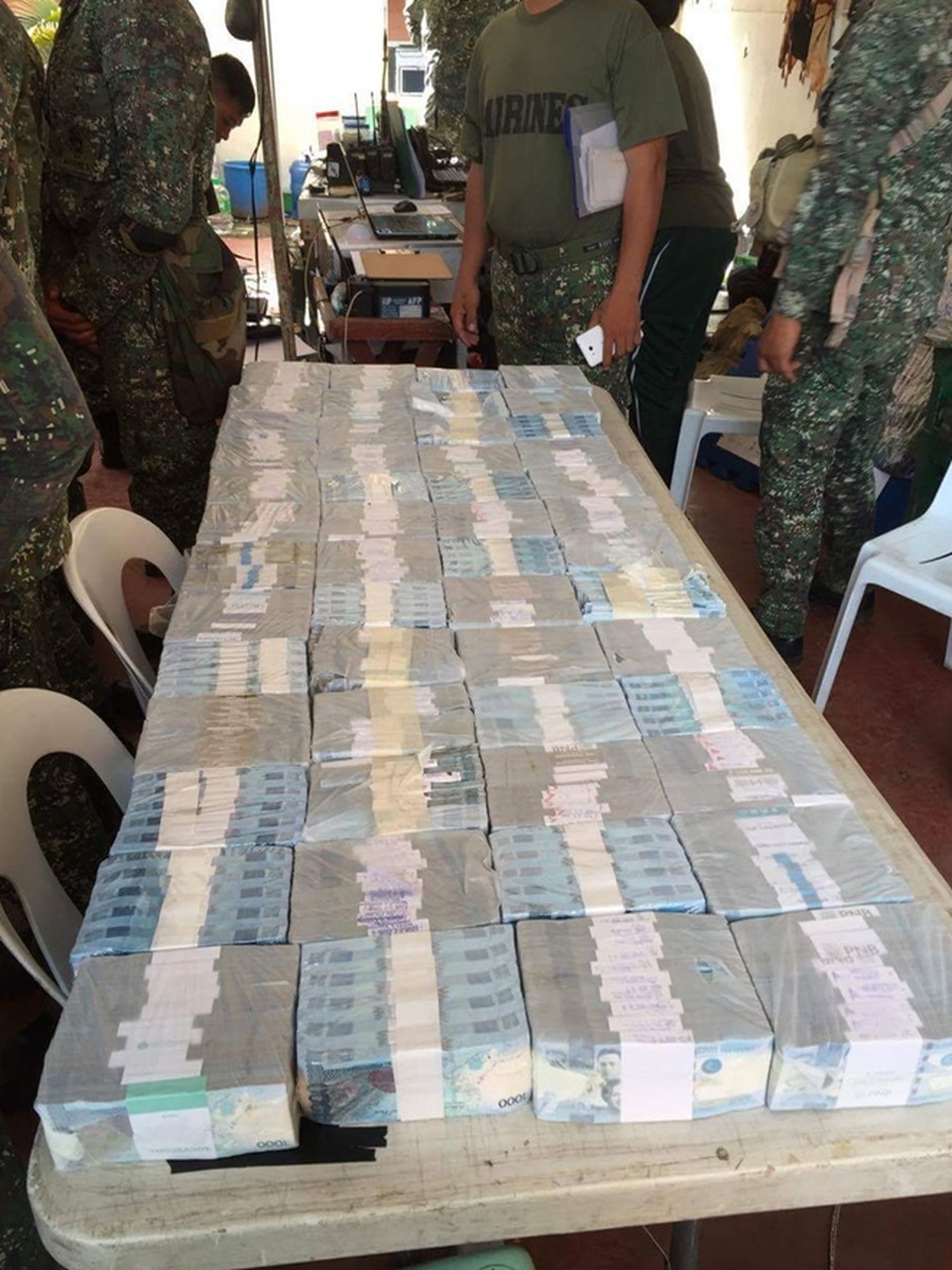 Philippines phát hiện 79 triệu peso trong ngôi nhà nghi liên quan đến khủng bố - 1 Các lực lượng vũ trang Philippines phát hiện 79 triệu peso ở Marawi nghi liên quan đến hoạt động khủng bố. Ảnh: ABS-BN