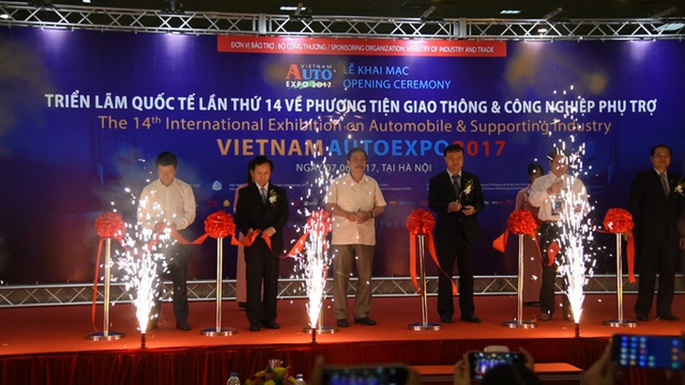 Điểm mới của Triển lãm Việt Nam Auto Expo 2017 - 1 Các đại biểu cắt băng khai mạc triển lãm Việt Nam Auto Expo 2017